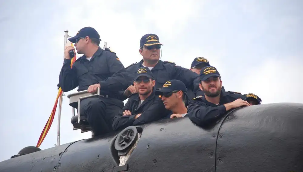 Parte de la dotación del submarino Mistral antes de su baja en la Armada