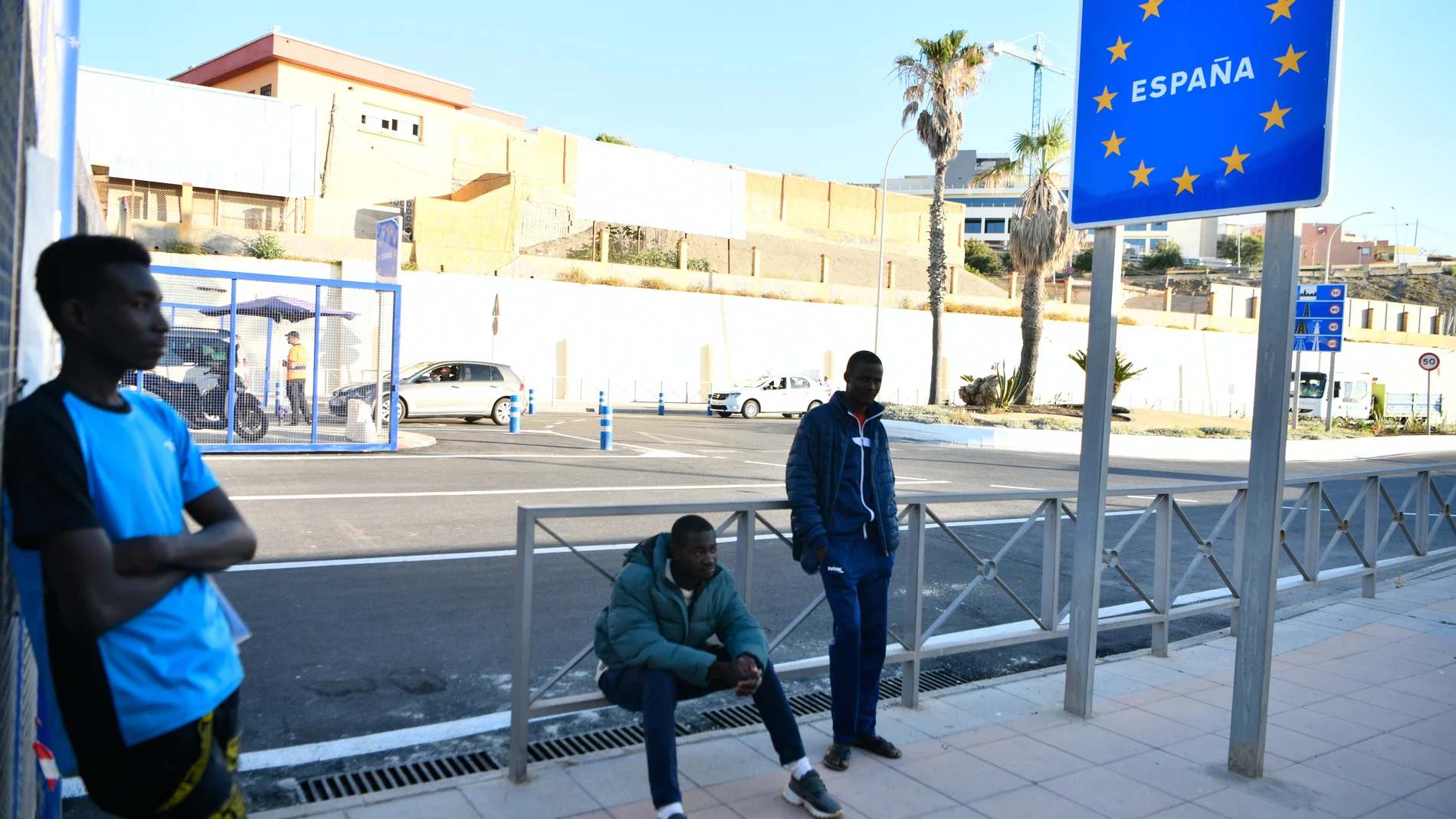 Tres personas cruzaron la frontera de Marruecos y España el día en que se abrieron las fronteras para trabajadores transfronterizos de Marruecos, en la frontera de Ceuta, a 31 de mayo de 2022, en Ceuta (España).