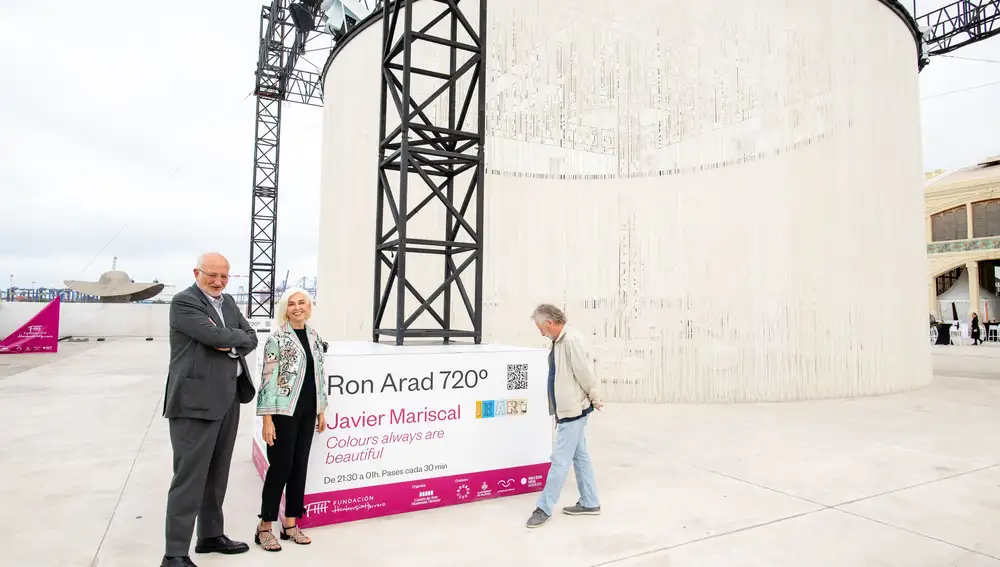 Juan Roig y Hortensia Herrero momentos antes de la presentación de la escultura de Ron Arad 720º