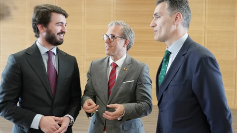 El vicepresidente de la Junta de Castilla y León, Juan García-Gallardo, conversa con el nuevo viceconsejero de Dinamización Industrial y Laboral, Óscar Villanueva Manzanares, tras tomar posesión de su cargo. Junto a ellos, el consejero de Industria, Comercio y Empleo, Mariano Veganzones