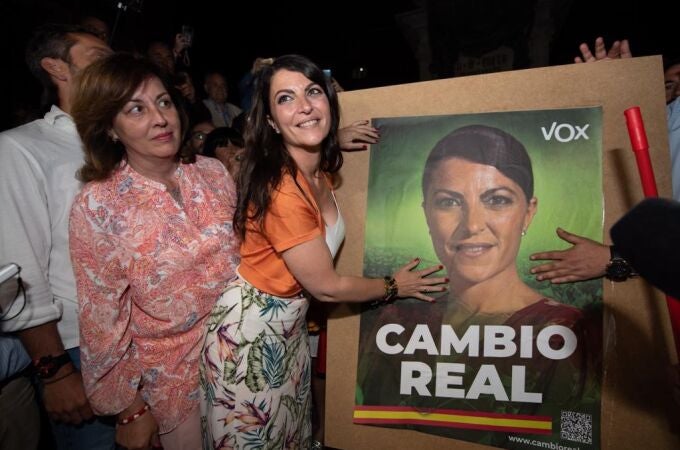 Macarena Olona en la pegada de carteles de apertura de campaña del 19J en Granada VOX 03/06/2022