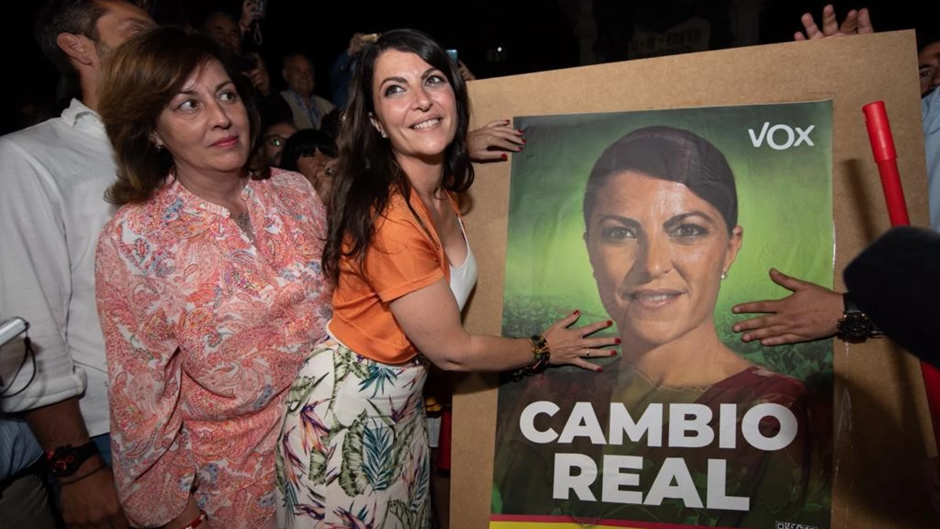 Macarena Olona en la pegada de carteles de apertura de campaña del 19J en Granada VOX 03/06/2022