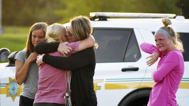Familiares de las víctimas buscan consuelo tras el tiroteo en Iowa