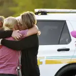 Familiares de las víctimas buscan consuelo tras el tiroteo en Iowa