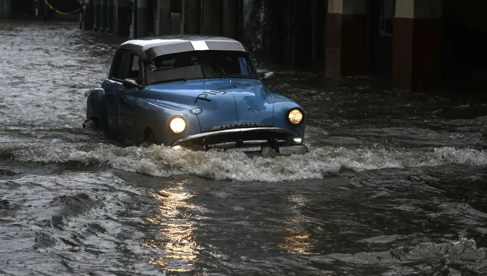 Las intensas lluvias que deja la potencial tormenta tropical que tocó tierra este sábado en Cuba