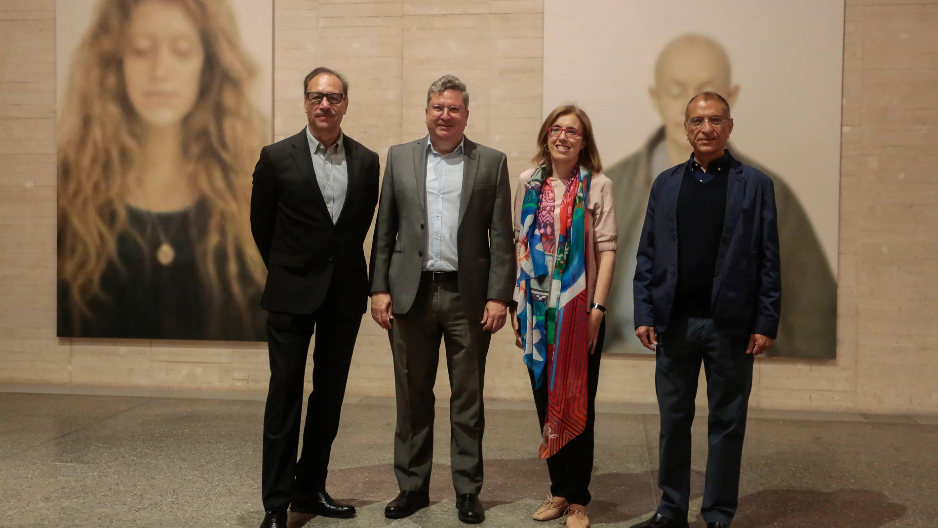 La directora General de Políticas Culturales, Inmaculada Martínez, y el director del Museo de Arte Contemporáneo de Castilla y León, Álvaro Rodríguez Fominaya, presentan la exposición ‘Y.Z. Kami: De forma silenciosa / In a Silent Way’ junto a su comisario, Steven Henry Madoff