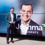 El candidato del Partido Popular a la presidencia de la Junta de Andalucía, Juanma Moreno, posa con el autobús de la caravana durante la atención a los medios. Joaquín Corchero / Europa Press