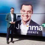 El candidato del Partido Popular a la presidencia de la Junta de Andalucía, Juanma Moreno, posa con el autobús de la caravana durante la atención a los medios. Joaquín Corchero / Europa Press