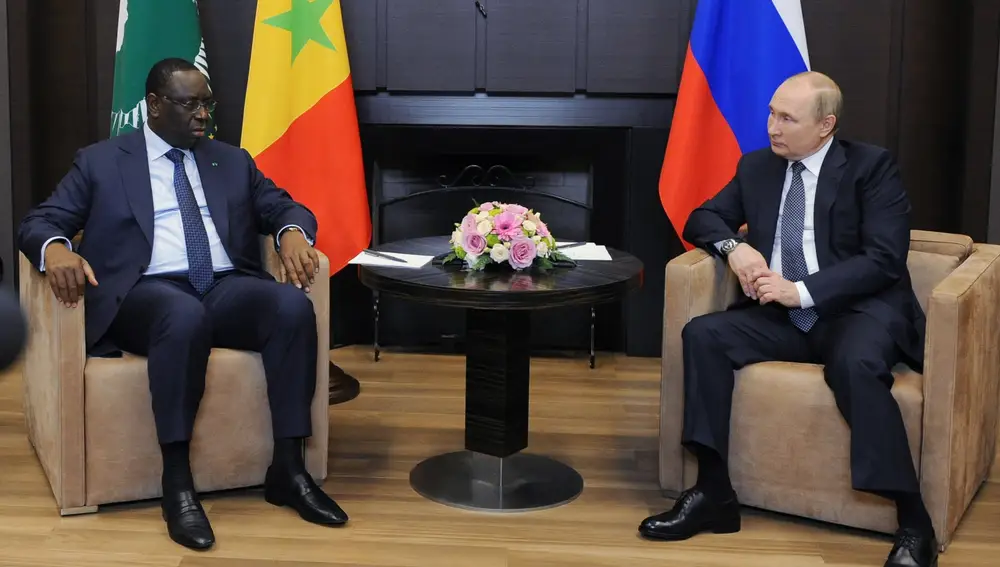 Vladimir Putin se reúne con el presidente senegalés, Macky Sall, que además ostenta la presidencia rotativa de la UA.