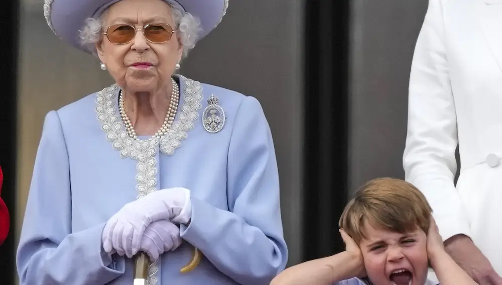 La reina Isabel II junto al príncipe Louis en el palacio de Buckingham