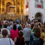 Cientos de personas rezan ante la imagen de la Virgen del Rocío en el Santuario ubicado en la aldea almonteña de El Rocío (Huelva)