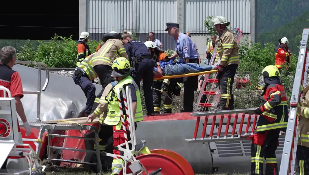 Las servicios de emergencias rescatan a uno de los heridos