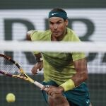 Nadal corre a por una pelota en su intenso partido de semifinales de Roland Garros ante Zverev