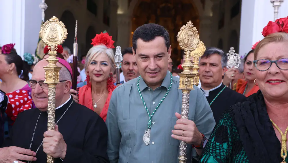 El presidente de la Junta, Juanma Moreno, en la ermita de la Virgen del Rocío. Joaquín Corchero / Europa Press