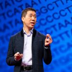 David Liu durante una charla TED, el creador de la técnica de la edición de bases junto con Alexis Komor