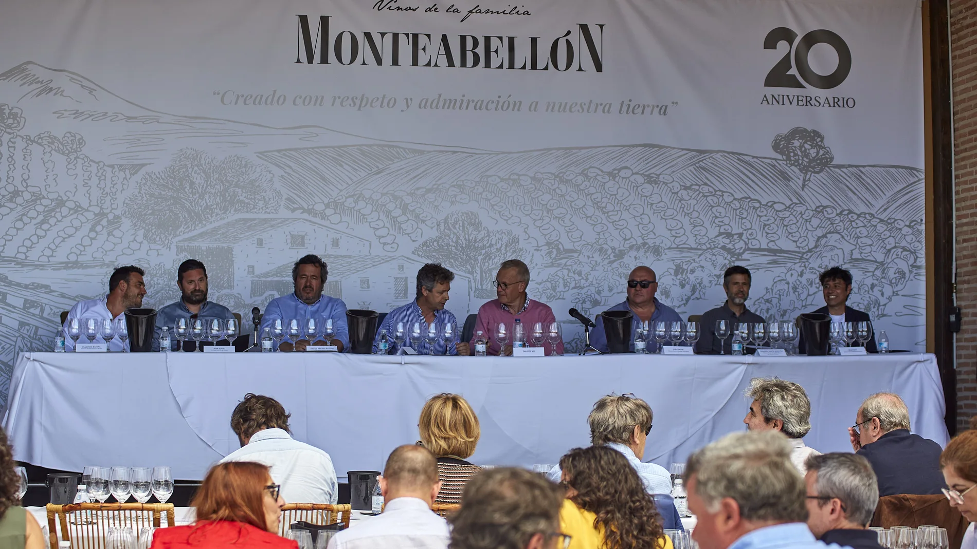 Imagen de la mesa de cata con las bodegas representadas