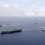 El portaaviones USS Ronald Reagan junto con buques surcoreanos en unos ejercicios