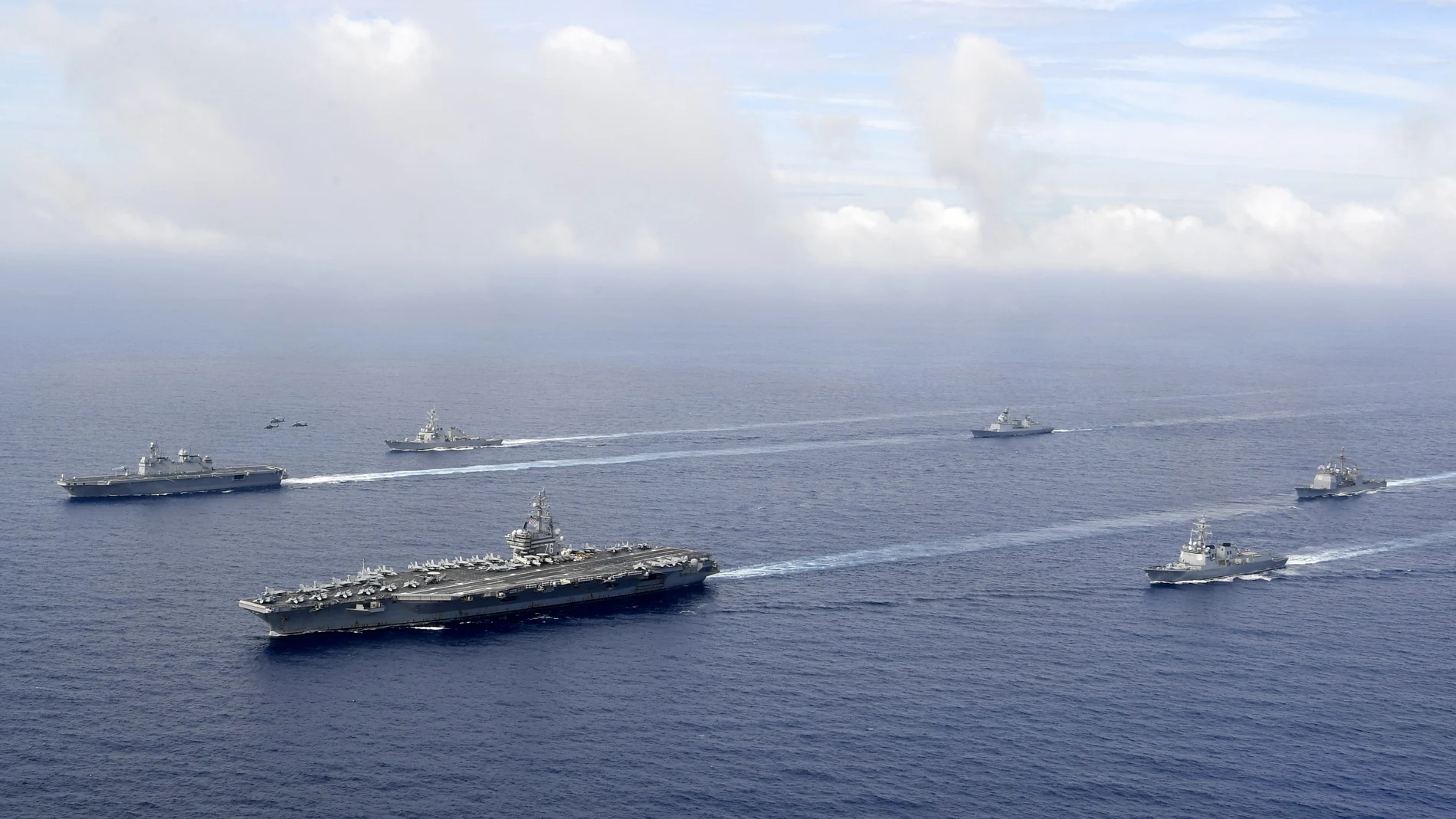 El portaaviones USS Ronald Reagan junto con buques surcoreanos en unos ejercicios