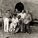 El teniente Mancini (a la derecha de la imagen), con la tripulación de un Savoia Marchetti SM81.