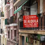 Cartel de se vende se alquila en edificios del centro de Madrid