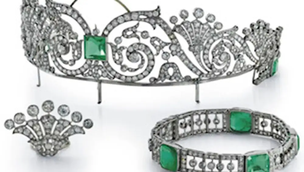 Tiara desmontada en varias piezas realizada en platino, esmeraldas y diamantes y recientemente atribuida a la firma MARZO y subastada por Christie´s Ginebra.