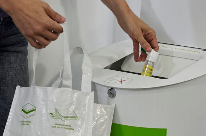 Imagen del reciclaje en el punto SIGRE situado en las farmacias