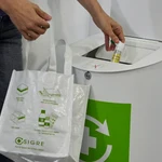 Imagen del reciclaje en el punto SIGRE situado en las farmacias