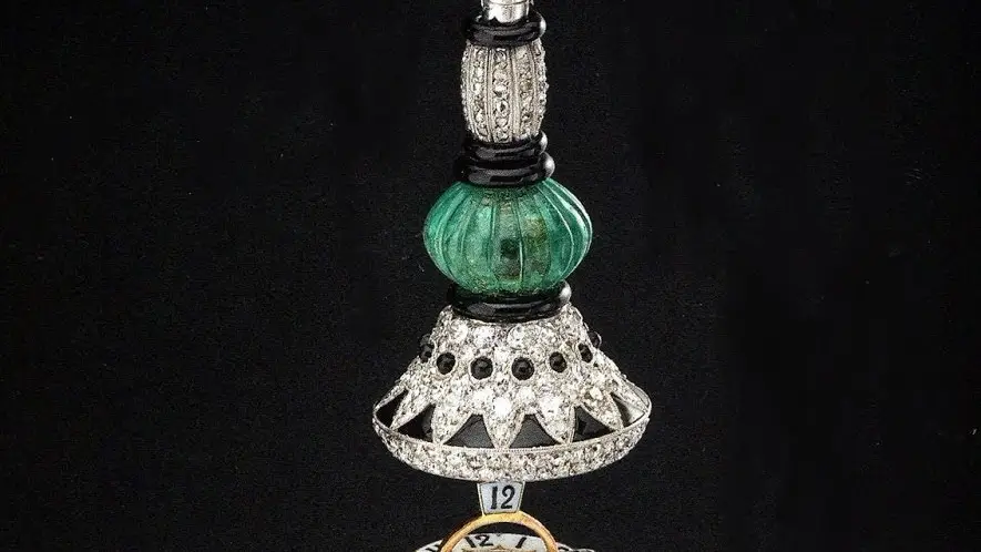 Impresionante reloj reverse de MARZO de la colección del Majarajá Al Thani, realizado en platino, esmeralda, diamantes, ónix y esmalte de colores.