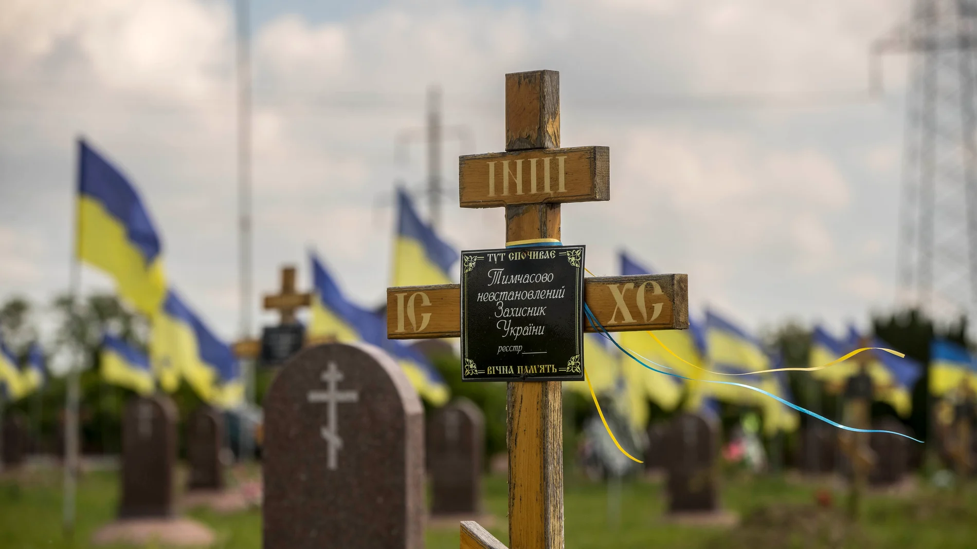 Vista de cruces en el sector de soldados ucranianos fallecidos en la guerra con Rusia, en el cementerio de Dnipro (Ucrania).