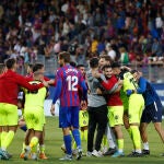 Los jugadores del Girona celebran la victoria ante el Eibar, tras el partido de vuelta de la primera eliminatoria de los play offs de ascenso a LaLiga Santander entre el Eibar y el Girona, disputado este domingo en Eibar
