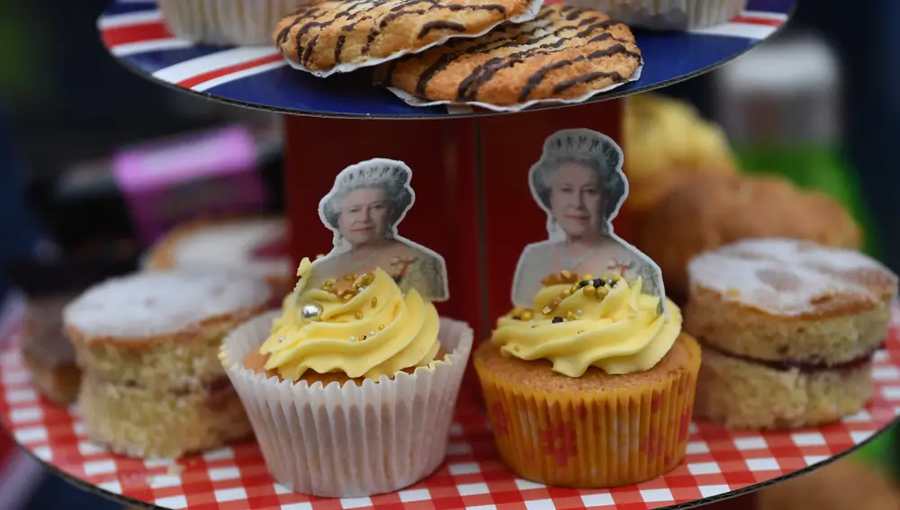 Windsor (United Kingdom), 04/06/2022.- Royal themed cakes are on display at The Big Lunch on the Long Walk, during the celebrations of the Platinum Jubilee of Queen Elizabeth II, near Windsor Castle Britain, 05 June 2022. Britain is enjoying a four day holiday weekend to celebrate the Platinum Jubilee of Britain's Queen Elizabeth II marking the 70th anniversary of her accession to the throne on 06 February 1952. (Reino Unido) EFE/EPA/NEIL HALL