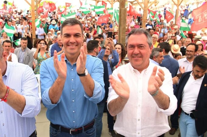 El secretario general del PSOE y presidente del Gobierno, Pedro Sánchez, y el secretario general del PSOE-A y candidato a la Junta, Juan Espada