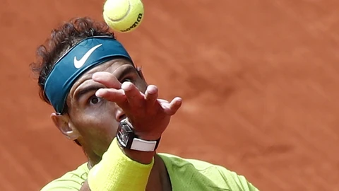 Nadal, antes de sacar en un momento de la final de Roland Garros contra Ruud