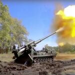 Sistema ruso de artillería dispara durante los combates en la guerra de Ucrania.