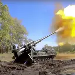 Sistema ruso de artillería dispara durante los combates en la guerra de Ucrania.