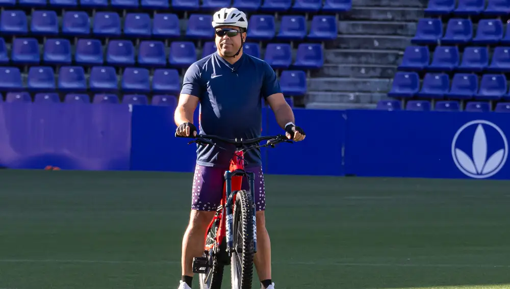 VALLADOLID, 05/06/2022.- El presidente del Real Valladolid, Ronaldo Nazário, cumple la promesa que hizo si el equipo ascendía a Primera División y recorrerá el Camino de Santiago en bici eléctrica, a lo largo de 4 etapas de unos 50-60 kilómetros cada día, con salida este domingo desde Valladolid y llegada el miércoles a la catedral de Santiago de Compostela. EFE/R. García