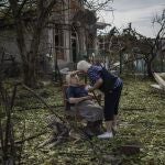 lena Holovko se sienta junto a las ruinas de su casa tras el impacto de un misil en Druzhkivka