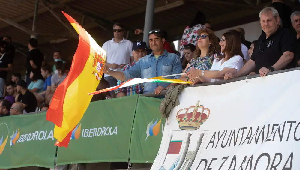 El público zamorano disfruta del partido