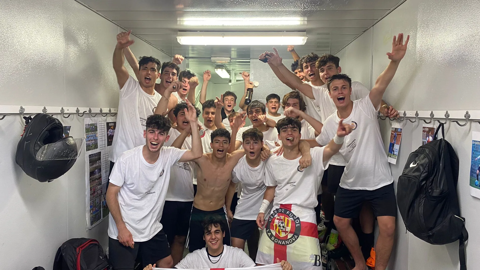 Los jugadores del Juvenil A del Bonanova celebran la victoria