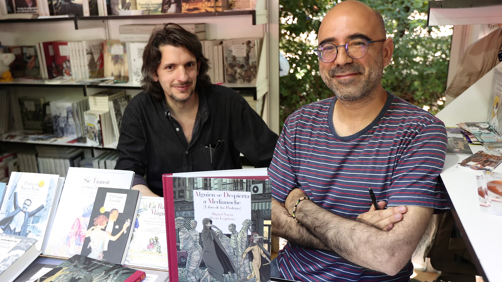 Oscar Esquivias y Miguel Navia firmando ejemplares de su libro en la Feria del Libro