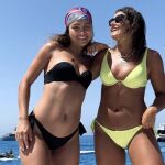 Marta Baceiredo y una amiga disfrutando del verano.