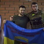 El presidente de Ucrania Volodimyr Zelenski posa con un soldado en Donetsk