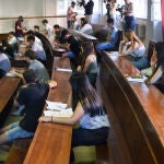 Varios alumnos en un aula de la Facultad de Derecho el día que da comienzo las pruebas de acceso a la universidad del año 2022
