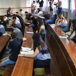 Varios alumnos en un aula de la Facultad de Derecho el día que da comienzo las pruebas de acceso a la universidad del año 2022