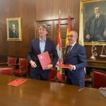 El alcalde de Soria, Carlos Martínez, y el director general de Iberaval, Pedro Pisonero, renuevan el convenio