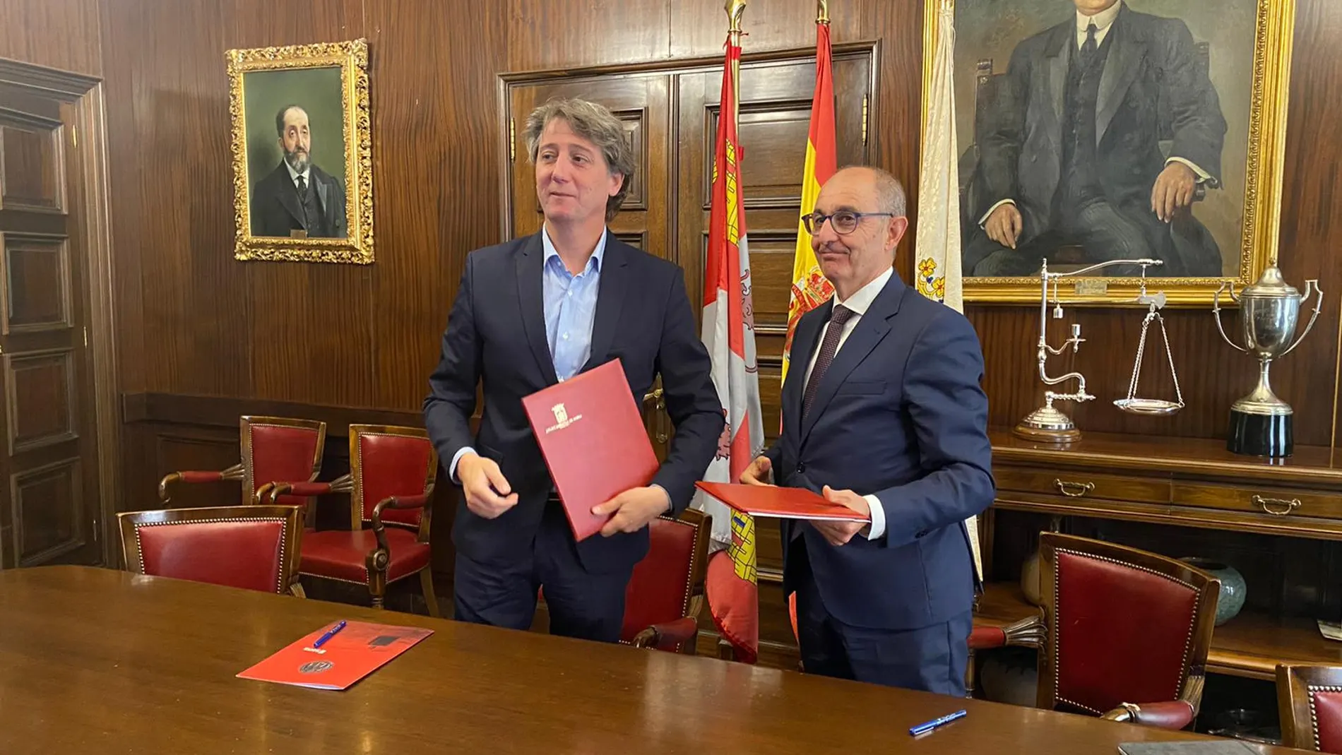 El alcalde de Soria, Carlos Martínez, y el director general de Iberaval, Pedro Pisonero, renuevan el convenio