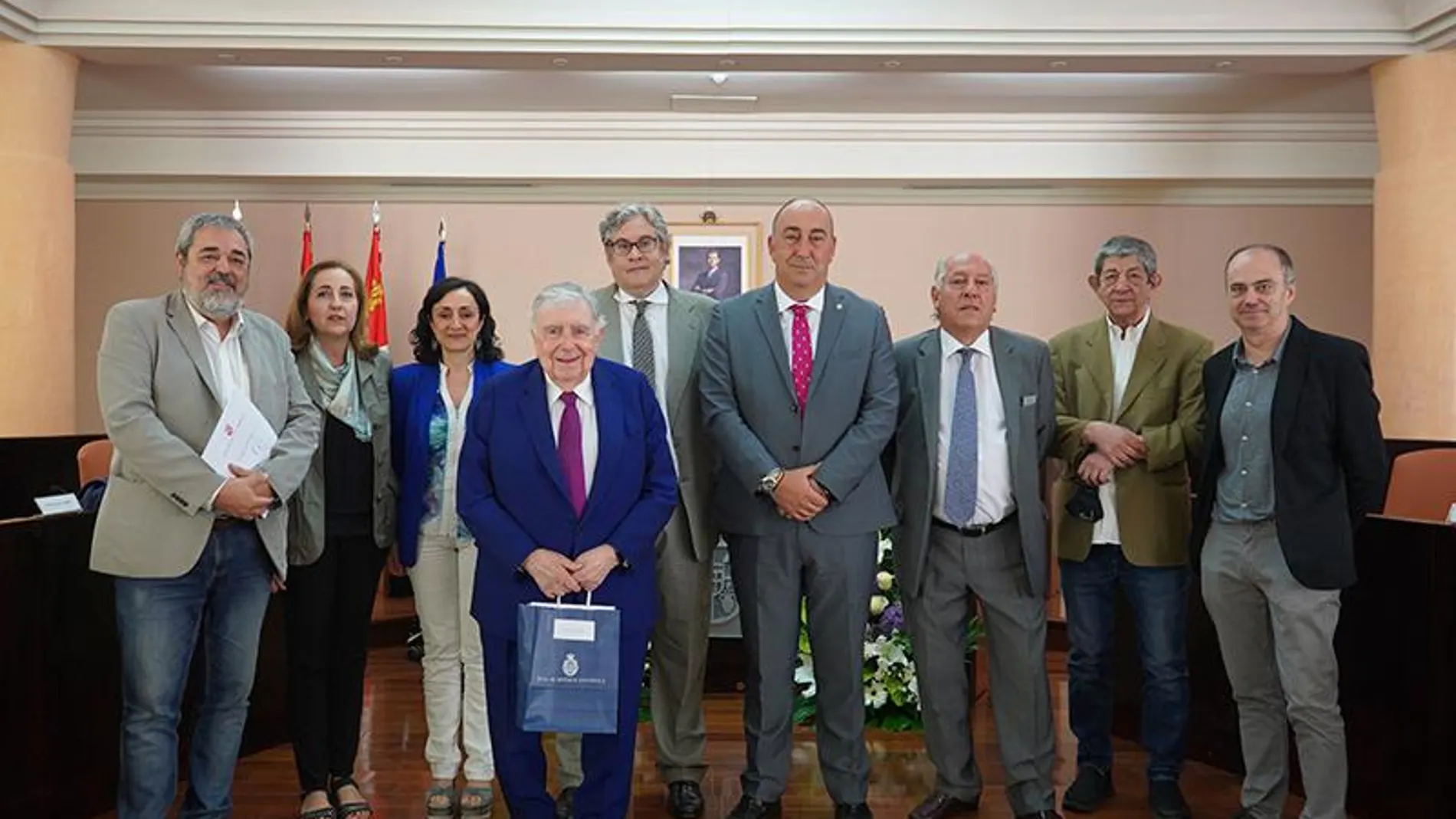 El presidente de la Diputación de Segovia, Miguel Ángel de Vicente, junto a los miembros del jurado del Premio Gil de Biedma