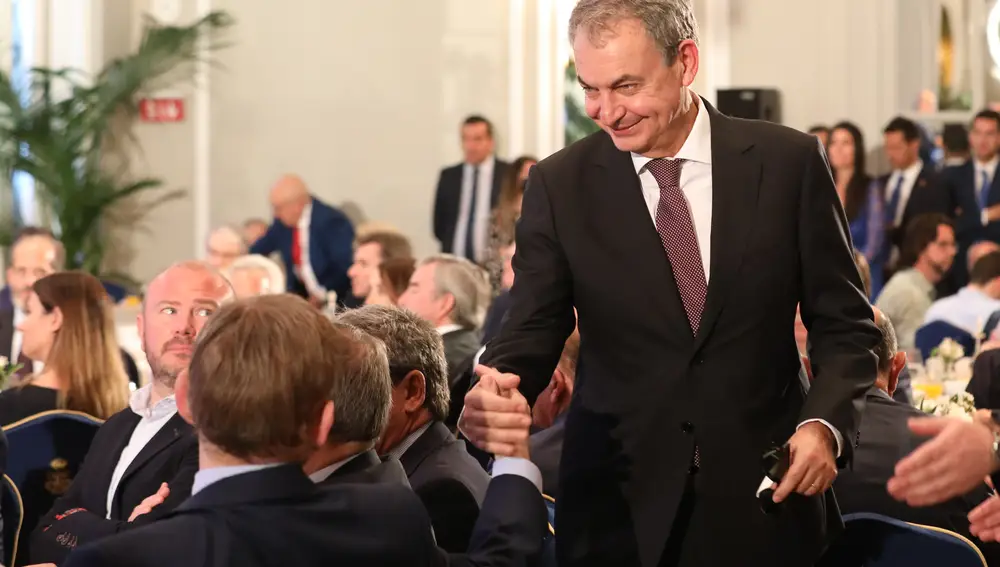 El presidente de la Generalitat Valenciana, Ximo Puig (i), saluda al expresidente del Gobierno, José Luis Rodríguez Zapatero, en un desayuno informativo de la tribuna Fórum Europa