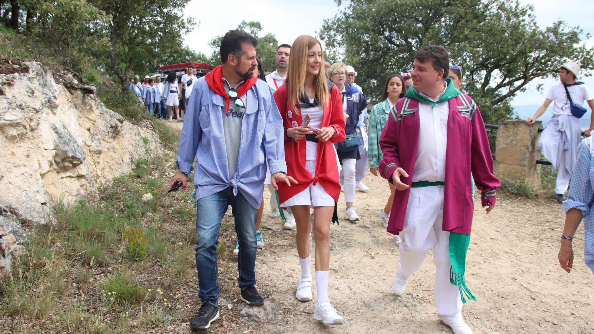 El secretario general del PSOE en Castilla y León, Luis Tudanca, y la alcaldesa de Miranda de Ebro, Aitana Hernando, en la romería de San Juan del Monte, en Miranda de Ebro.