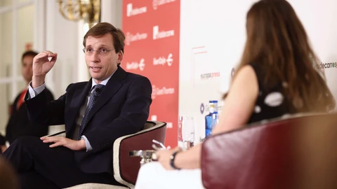 El alcalde de Madrid, José Luis Martínez-Almeida, y la de delegada de Europa Press en Madrid, Cristina de la Rica, conversan durante un Desayuno Informativo de Europa Press, en el Hotel Villa Magna, a 6 de junio de 2022, en Madrid (España).